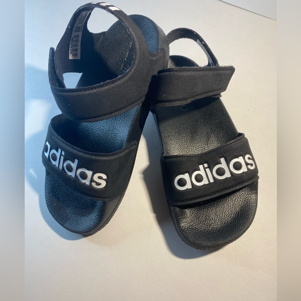 black adidas’s sandals all the details you can see in the photos🙂😁
